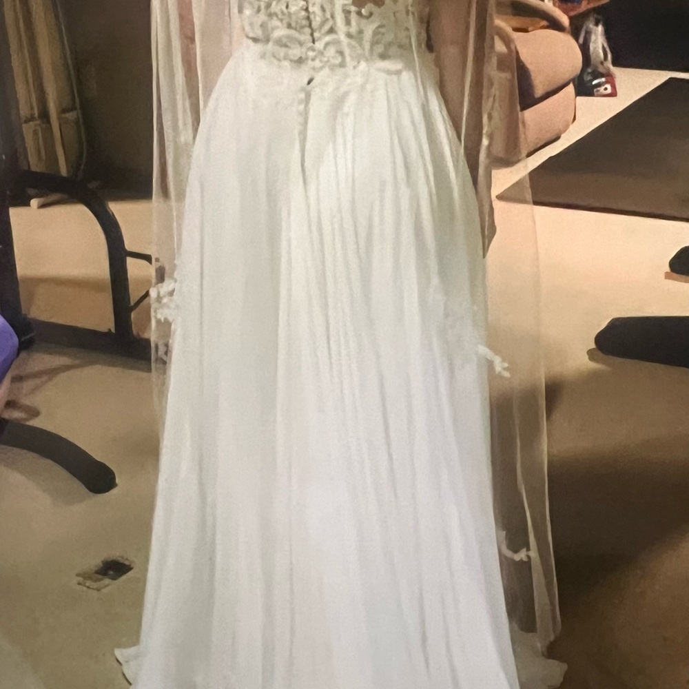 Gorgeous Essence of Australia size 10 Wedding Gown - Picture 3 of 8
